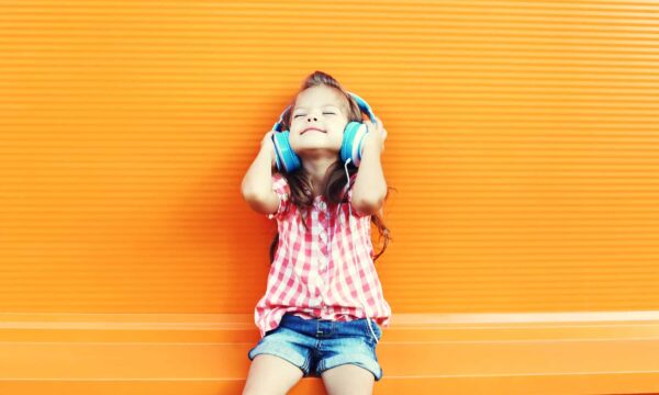 Kind genießt Musik
